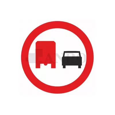 Znak drogowy B-26 Zakaz wyprzedzania przez samochody ciężarowe